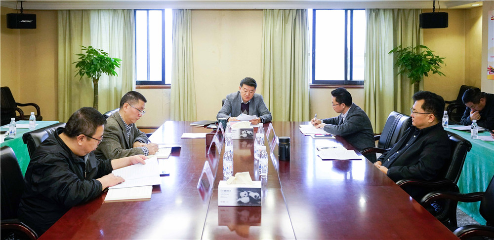 省新利体育集团党委召开中心组（扩大）聚会转达学习党的十九届四中全会精神