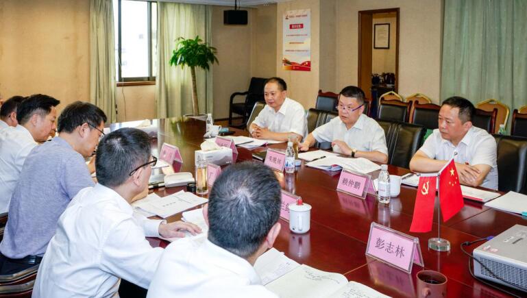 新利体育集团党委召开比照党章党规找差别专题聚会