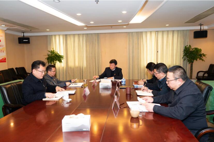 新利体育集团党委召开中心组学习专题钻研 党的十九届四中全会及省委十一届六次 全会精神
