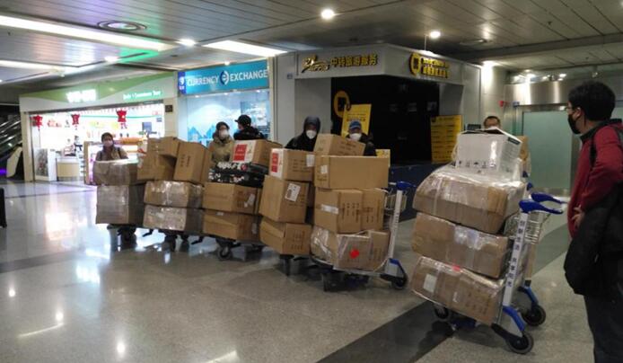 省新利体育集团捐赠首批紧缺防疫物资运抵华西医院