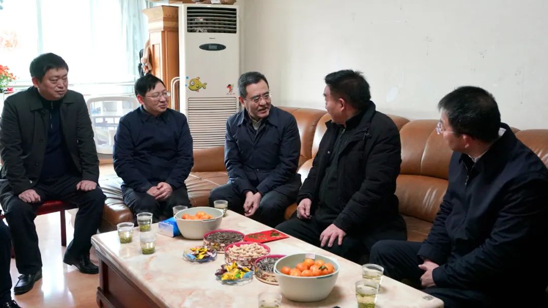 省国资委党委书记、主任冯文生等向导走访慰问省新利体育集团老党员、老干部 - 新利体育