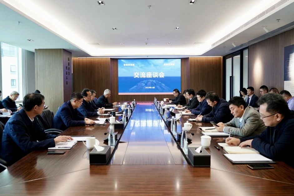 省新利体育集团与省港投集团举行交流座谈