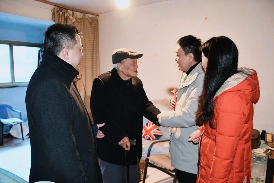 省新利体育集团向导班子成员走访慰问生涯难题党员、老党员、老干部 - 新利体育