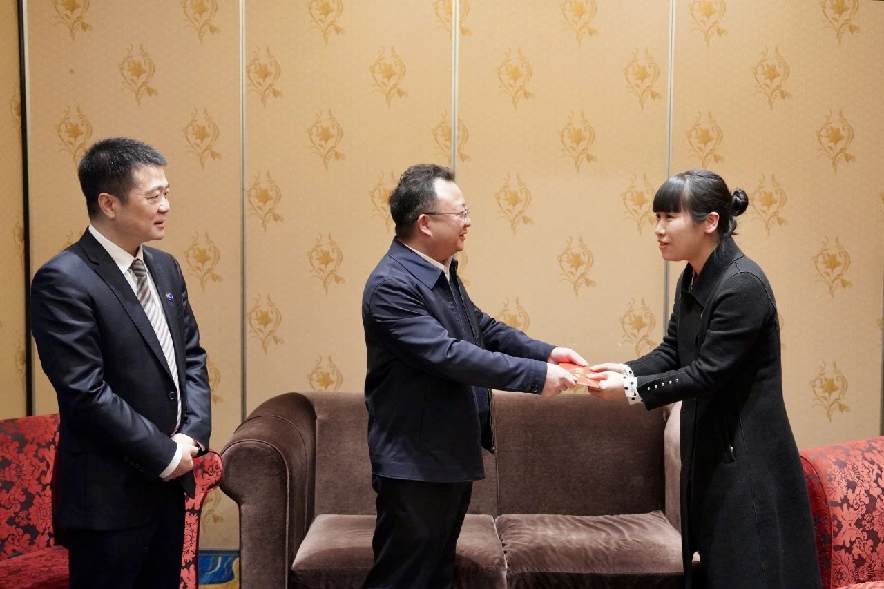 省国资委党委委员、副主任何政一行走访慰问省新利体育集团生涯难题党员