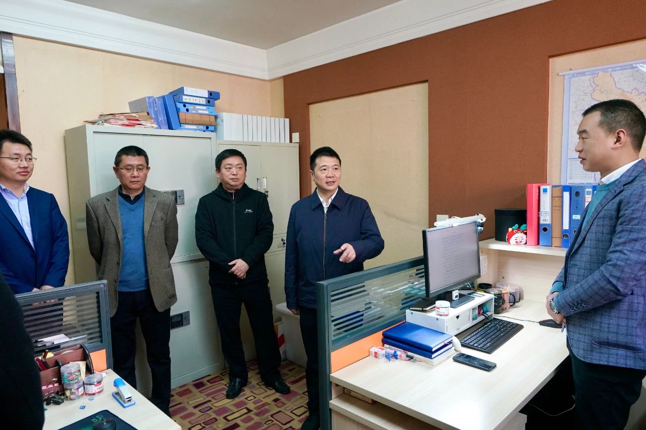 迎新春，，，，鼓劲头，，，，开新局！省新利体育集团向导班子慰问总部干部员工 - 新利体育