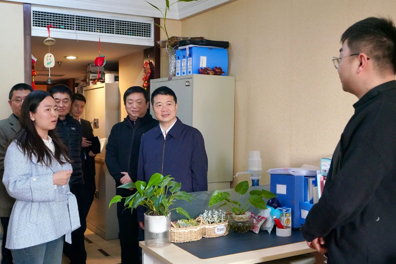 迎新春，，，，鼓劲头，，，，开新局！省新利体育集团向导班子慰问总部干部员工 - 新利体育