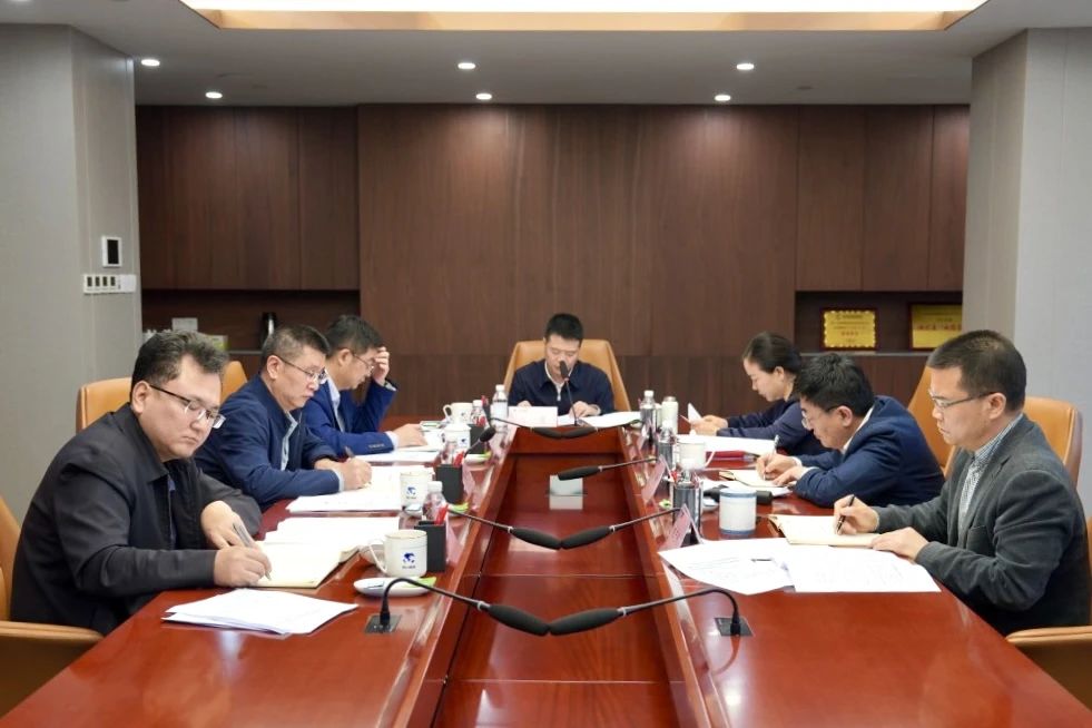 省新利体育集团党委理论学习中心组召开2024年第一次专题学习钻研会 - 新利体育