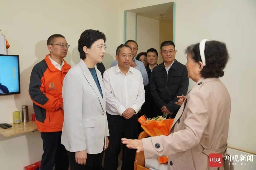 施小琳到少城街道社区养老效劳中心慰问老人和为老效劳事情者 - 新利体育