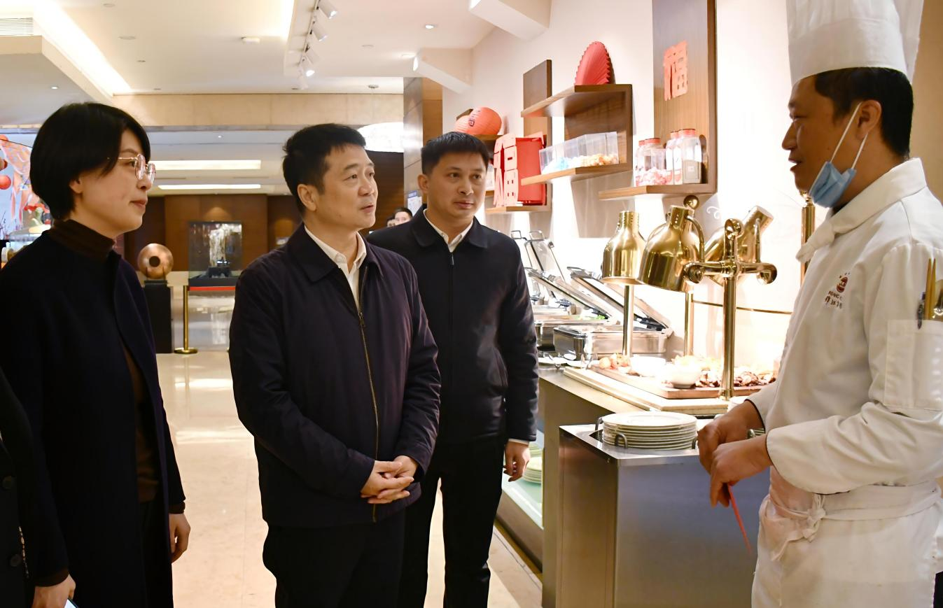 省新利体育集团向导率队开展春节前走访慰问