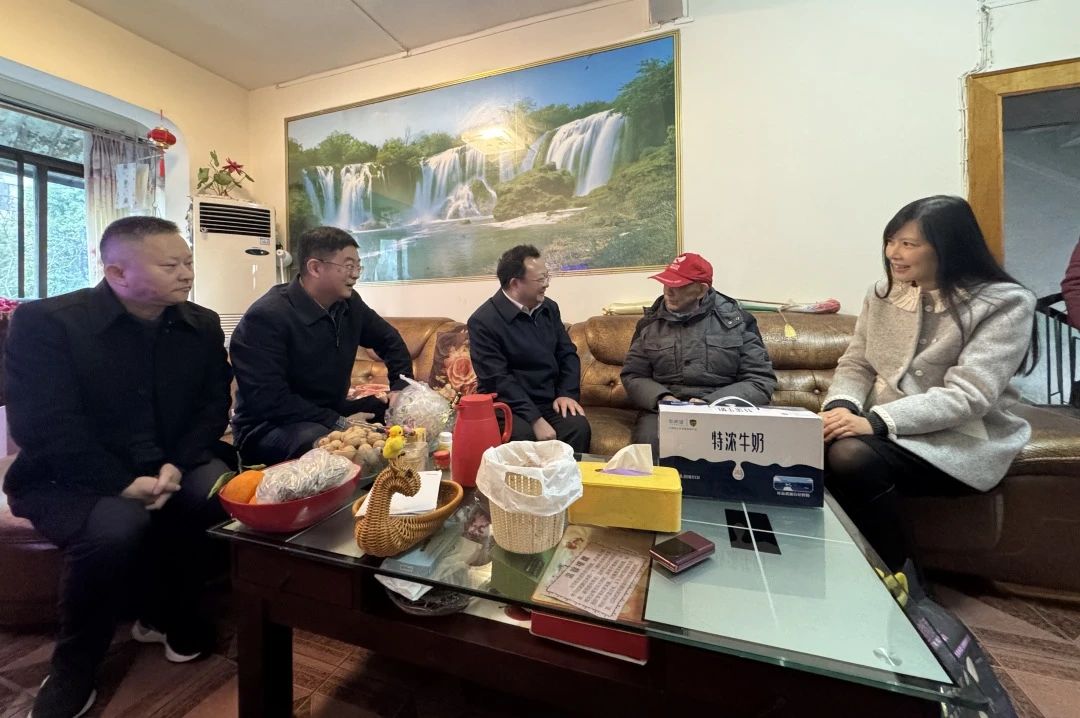 省国资委党委委员、副主任何政走访慰问省新利体育集团老党员、老干部