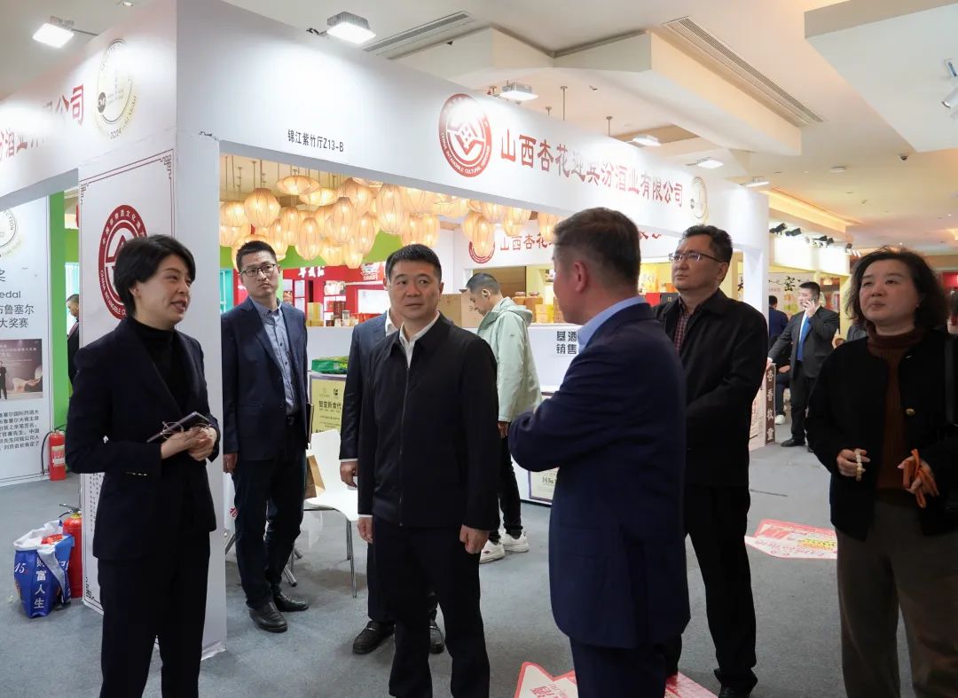 省新利体育集团党委书记、董事长游勇率队到2025锦江宾馆春季酒类商务洽谈会现场检查指导重点事情