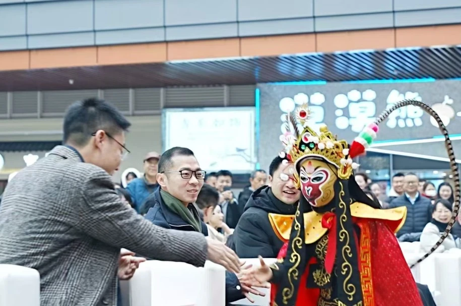 “金蛇迎新·蜀你最潮”2025新年集市运动盛大启幕 - 新利体育