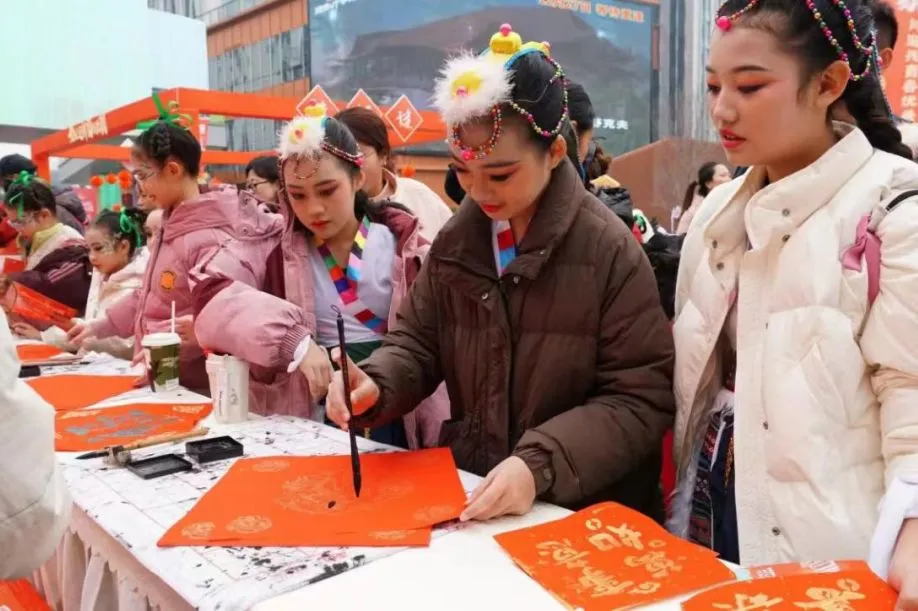 “金蛇迎新·蜀你最潮”2025新年集市运动盛大启幕 - 新利体育