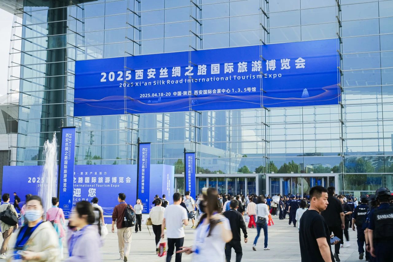 逍遥号·熊猫专列“开进”2025西安丝路旅博会！四川新利体育打造“移动的天府会客厅”
